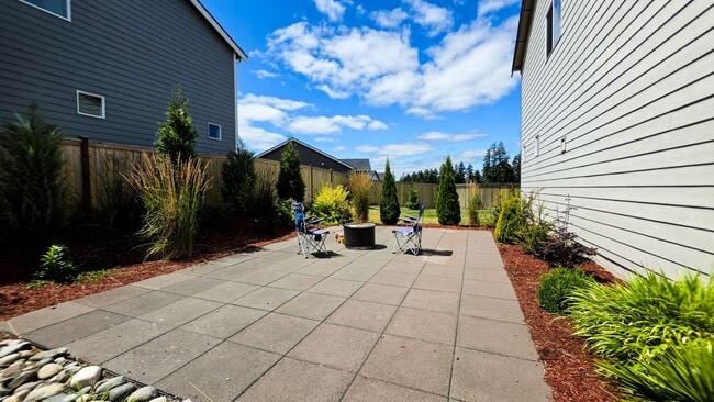 Building Photo - Bright & Beautiful 5 Bedroom 3 Bathroom