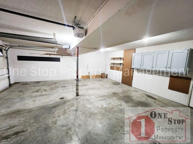 Building Photo - 4 bedroom, 2.5 bathroom, 2 car garage home...