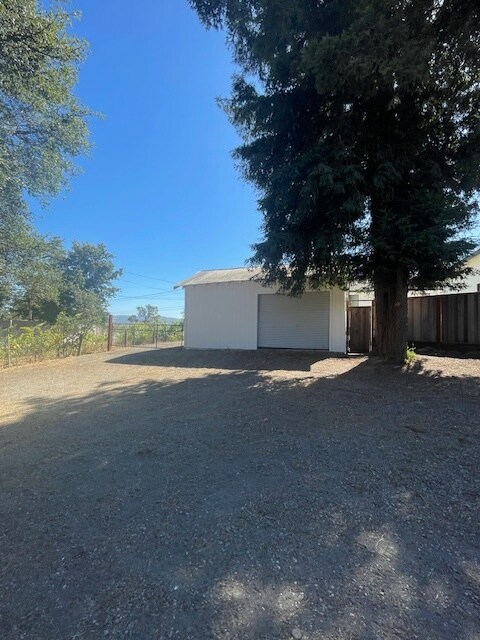 Building Photo - 1020 Stony Glen Ln