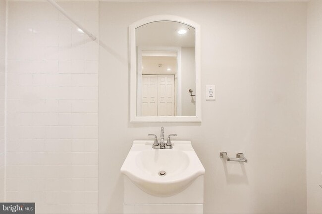 Building Photo - 628 Madison St NW