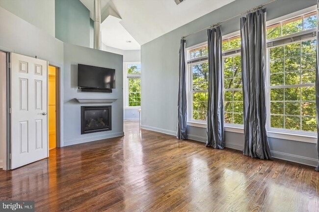 Building Photo - 1596 N Colonial Terrace