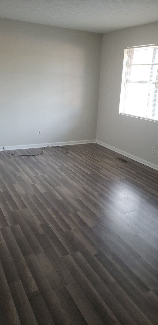 Building Photo - 3 bedroom/2 bathroom