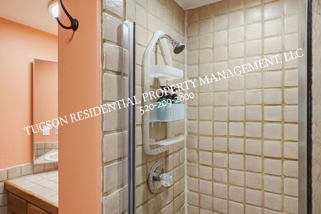 Building Photo - 2824 E Sierra Vista Rd