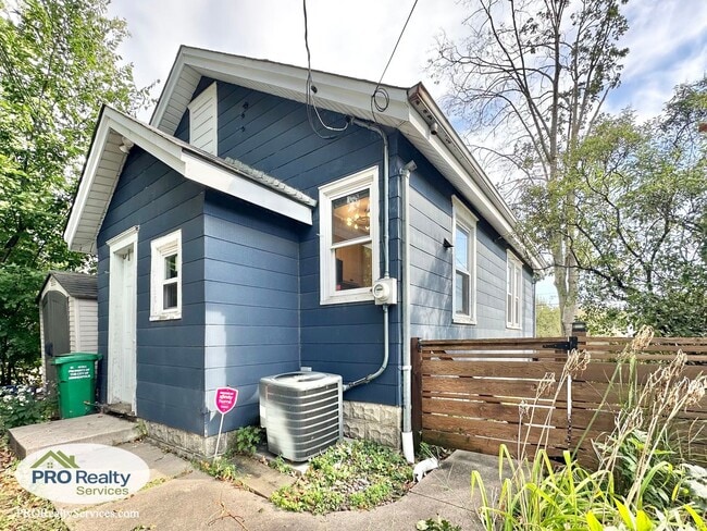 Building Photo - 1417 29th Ave NE