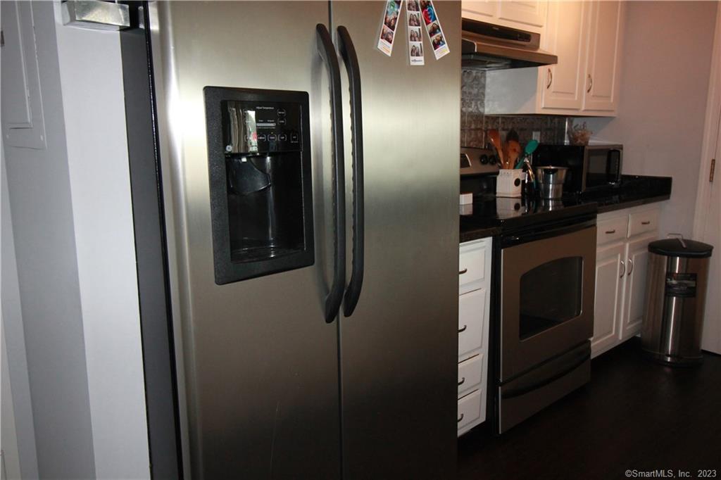 Stainless steel appliances - 183 Livingston Pl