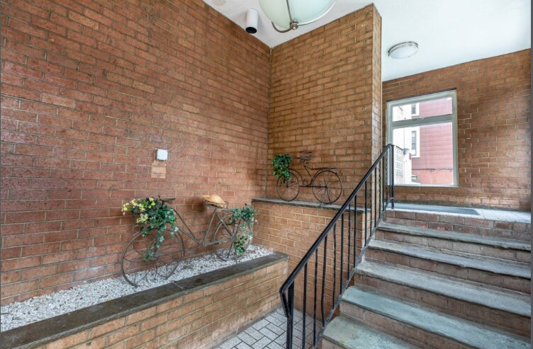 Building Photo - 94 Beacon St