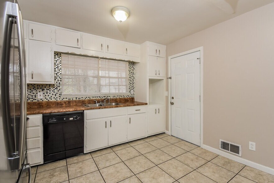 Building Photo - 448 King Arthur Ct