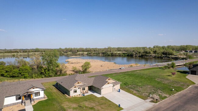 Building Photo - 5700 Island Ct