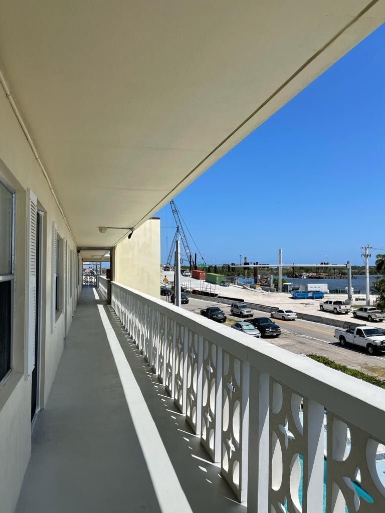 Building Photo - 3915 S Flagler Dr