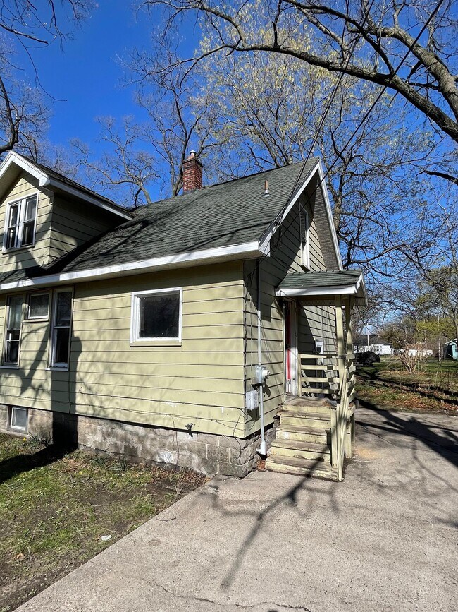 Building Photo - 303 W Summit Ave