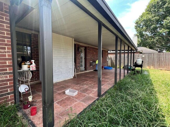 Building Photo - 825 Manor Dr