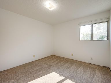 Building Photo - Natural light in this 2 bedroom 1 bath condo.