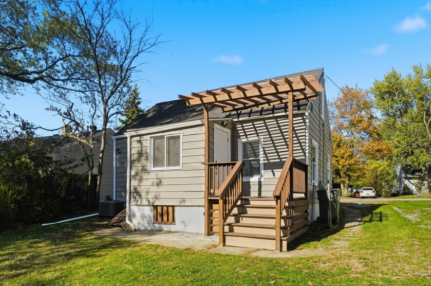 Building Photo - 149 W Lane Ave