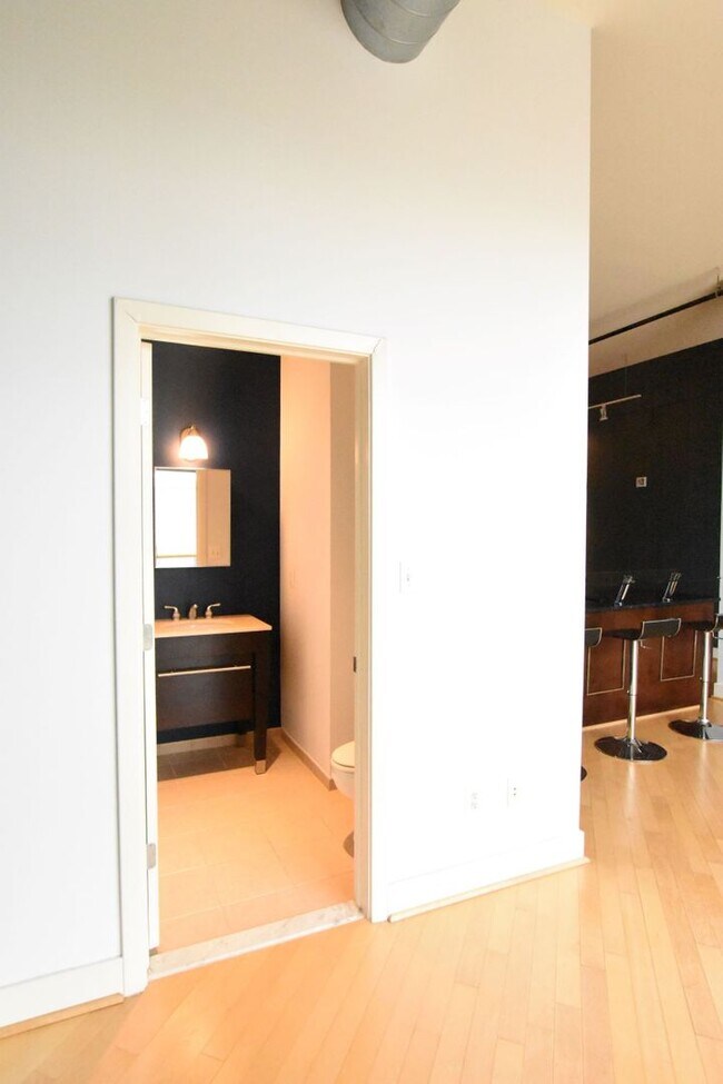 Building Photo - Chic, Contemporary 1 BD 1.5 BA Condo in the Mount Pleasant neighborhood of NW DC!!