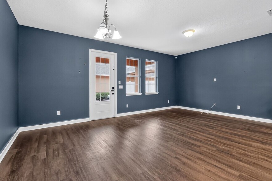 Building Photo - 6536 Calamondin Dr