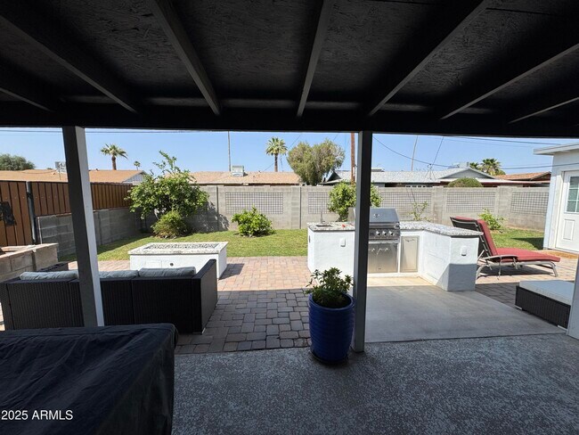 Building Photo - 8524 E Wilshire Dr