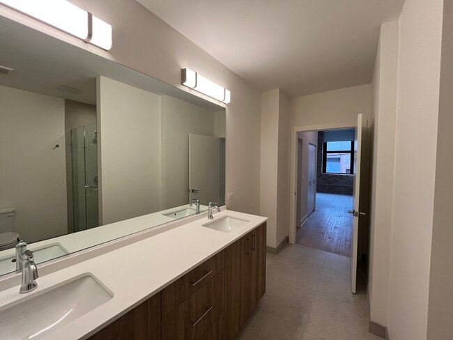 Building Photo - 1040 W Huron St