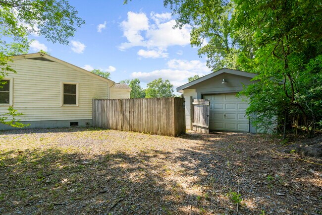 Building Photo - 2217 Doris Dr