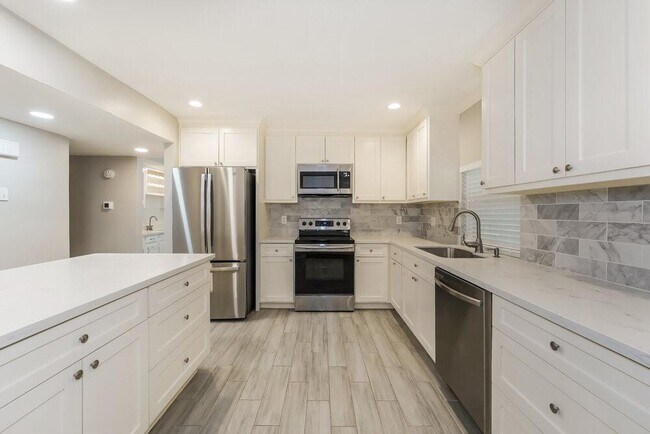 Building Photo - 15411 La Loma Dr