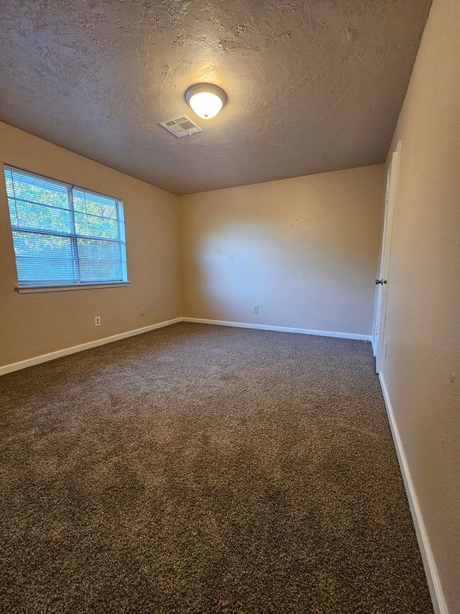 Building Photo - (3) Bed/(1.5) Bath Townhome Avail NOW!
