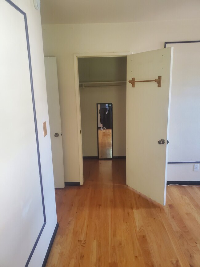 master walking closet - 5834 Bowcroft St