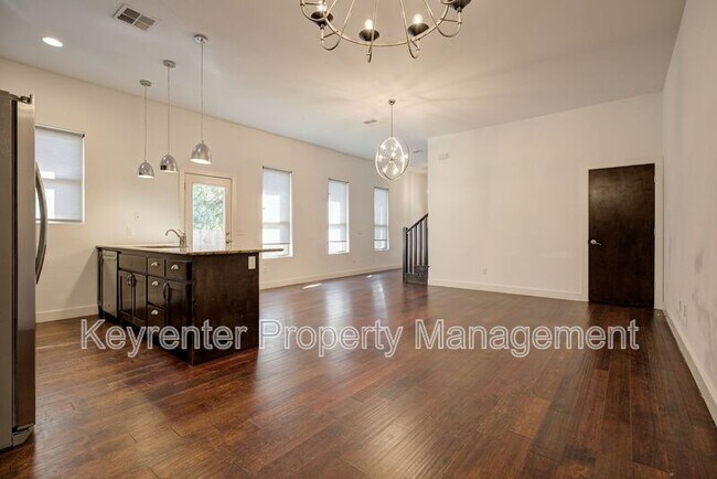 Building Photo - 727 NE 5th St