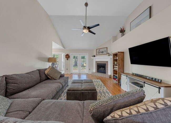 Building Photo - 4501 Parkwood Square