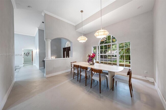 Building Photo - 1033 Almeria Ave