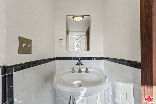 Building Photo - 1403 Avon Park Terrace