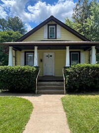 Building Photo - CUTE & COZY HOME ONLY MINUTES TO DOWNTOWN ...
