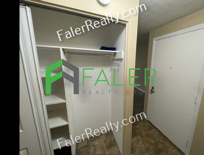 Building Photo - Spotless Ground Floor Condo