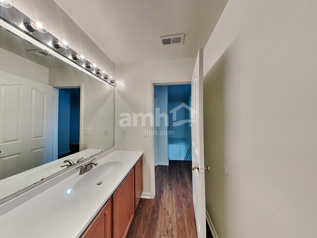 Building Photo - 4437 Esmeralda Dr