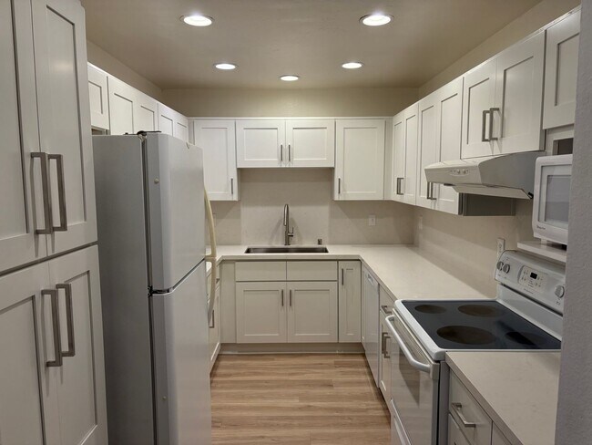 Building Photo - Spacious 2 Bedroom/ 2 Bath in the Highly D...