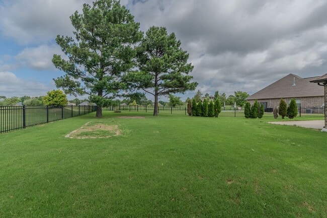 Building Photo - 4 BR Farmington Home!