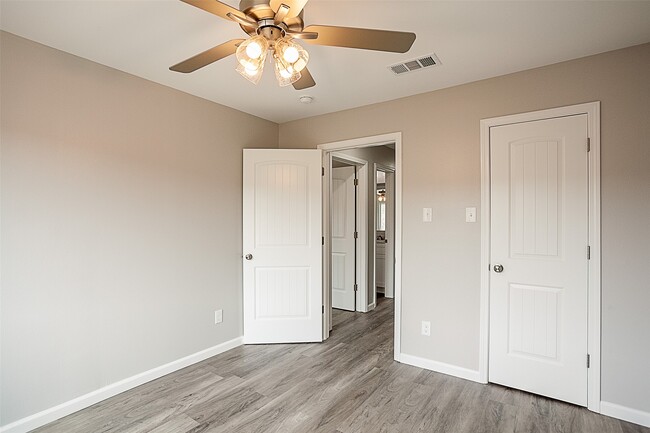 Building Photo - 972 Park Meadow Dr