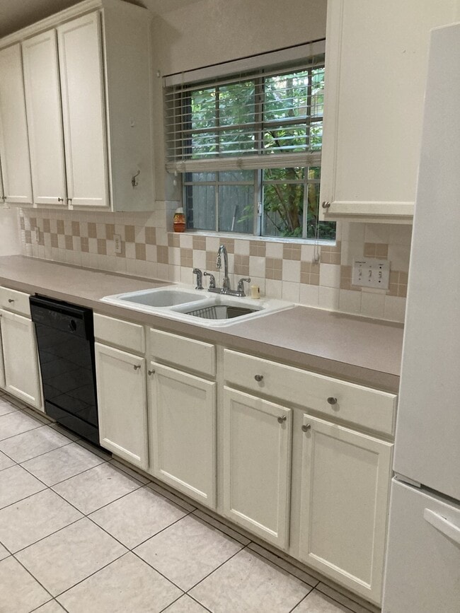 Building Photo - 8634 Westcove Cir
