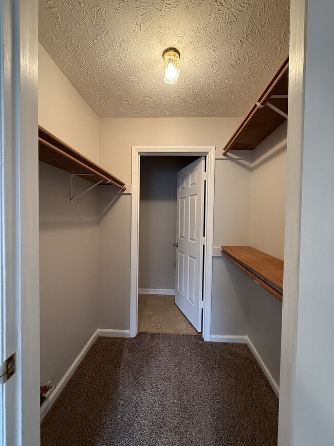 Building Photo - 979 Stewarts Creek Dr