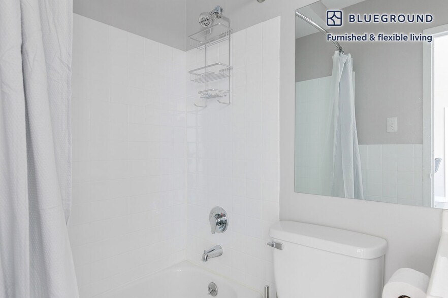 Building Photo - 5600 N Sheridan Rd