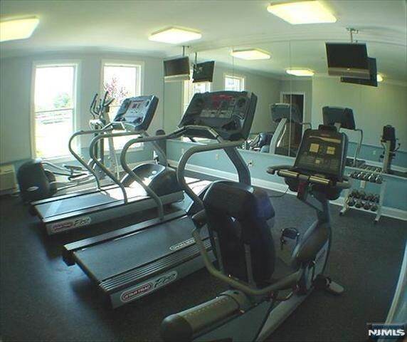 Building Photo - 5 Tenakill Park E