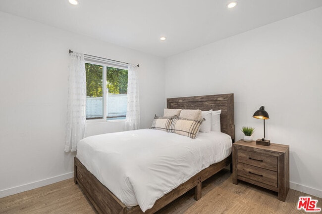 Building Photo - 5202 Topeka Dr