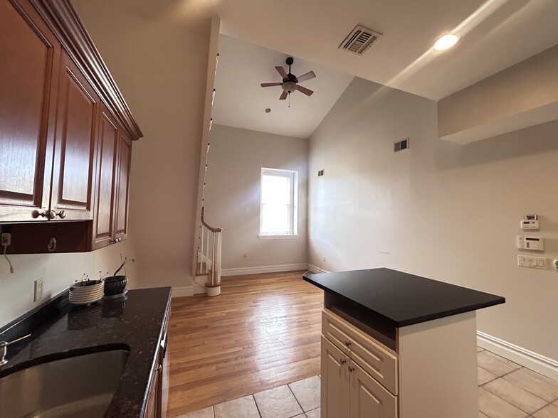 Building Photo - 1 John St