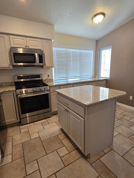 Kitchen_03 - 726 W Tyrolean Ct