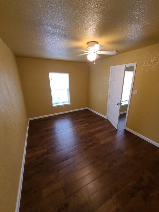 Building Photo - Single Family Home Available 76119