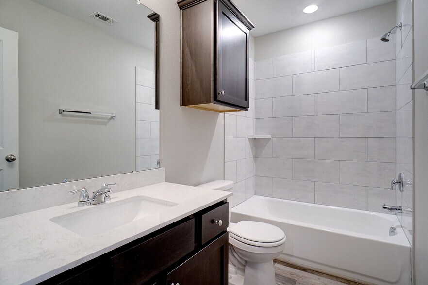 Full Bathroom - 1921 S Jennings Ave