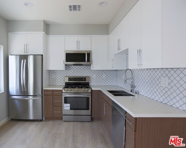 Building Photo - 1242 Beachwood Dr