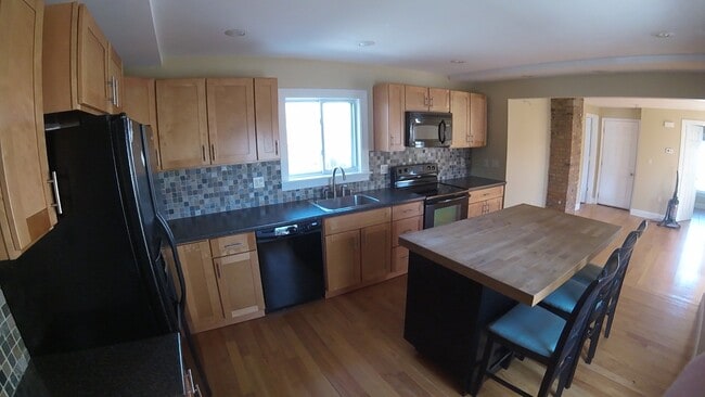 Primary Photo - 52 Salem Street