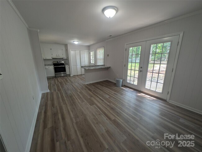 Building Photo - 6542 Rosecran Dr