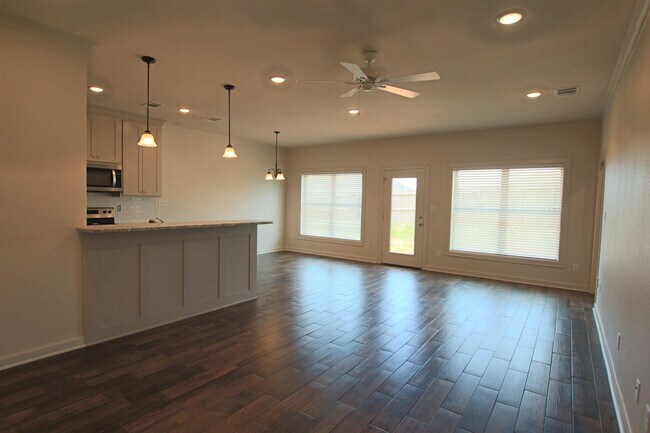 Building Photo - Luxury 3 Bedroom 2 Bath Townhomes in Bulla...