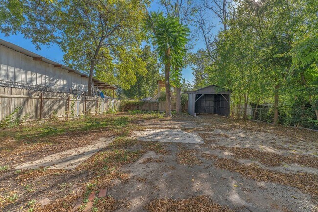 Building Photo - All Units Are Available With Brandnew Full Appliance Package