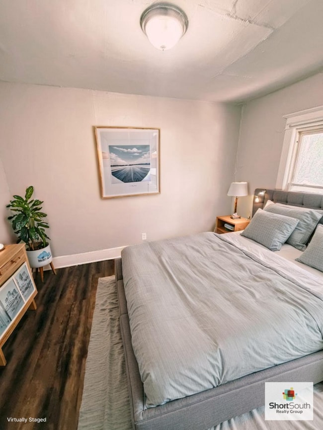 Building Photo - Updated 2 bed 1 bath upper apartment